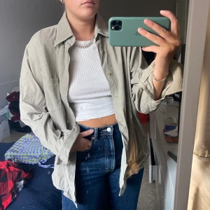 Beige oversized skjorta - Beige oversized skjorta i Manchestertyg. Bra skick