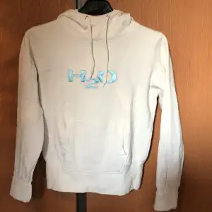 Skön, använd hoodie. Är lite nopprig som tecken på användning. Har legat i garderoben länge nu. Köpare betalar frakt 