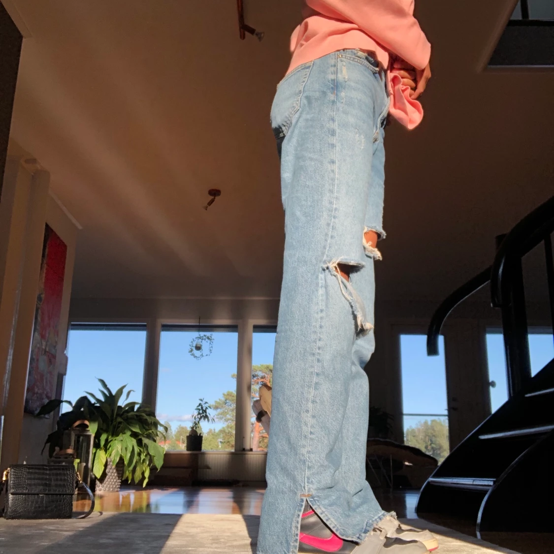 Blåa slitna jeans med slits - 91