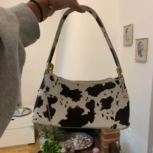 Komönstrad axelväska - En superfin, helt ny väska som rymmer väldigt mycket! 🌸