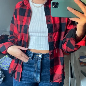 Rödsvarta rutig skjorta  - Rödsvart rutig skjorta. Skjortan är aningen oversized men inte så lång. Från hm i storlek M