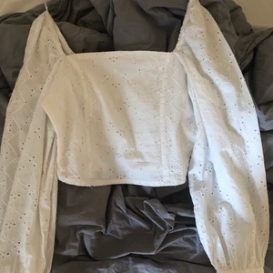 Blus  - Broderad kort blus, storlek S! Använd 1 gång. 150 kr eller bud.. + frakt 