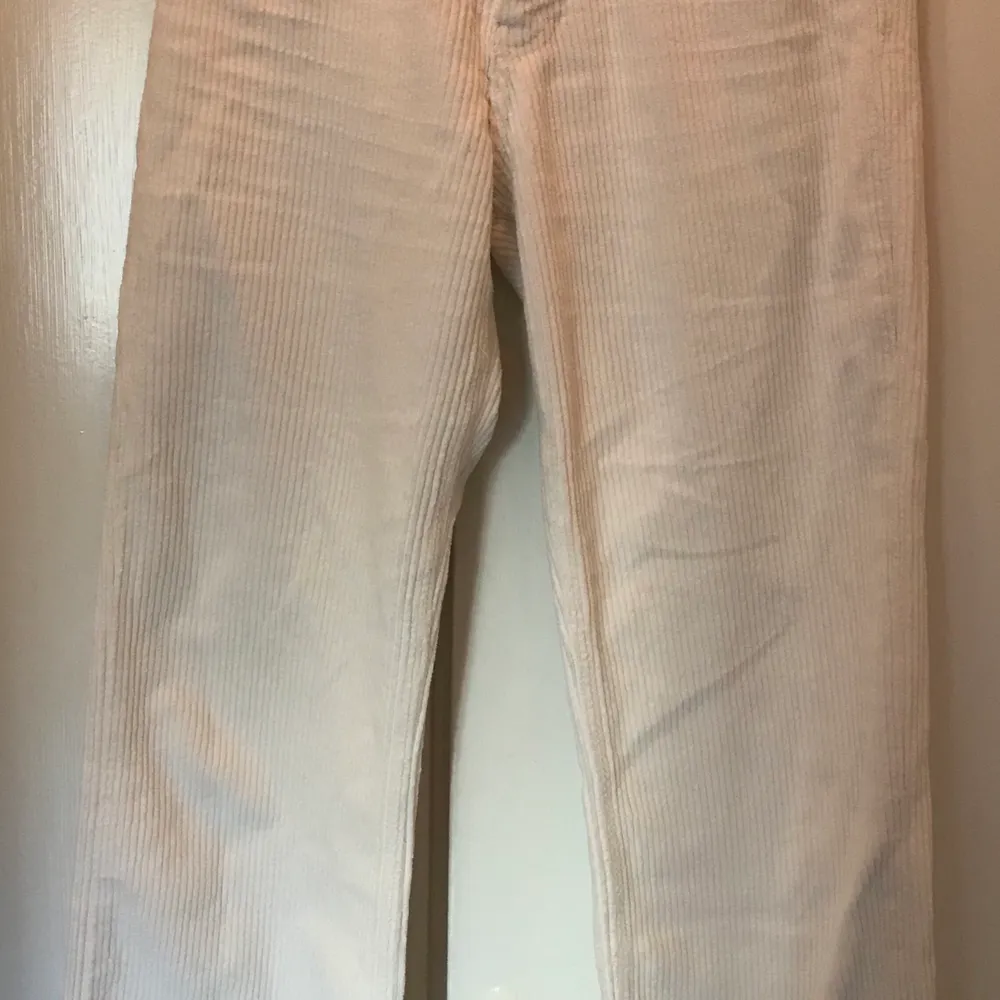 Säljer dessa vita manchesterjeans, sjukt snygga! Köpte de för något år sedan på Zara men de har tyvärr blivit för korta för mig. Jag är 168 cm lång.. Jeans & Byxor.