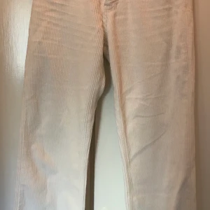 Manchesterjeans - Säljer dessa vita manchesterjeans, sjukt snygga! Köpte de för något år sedan på Zara men de har tyvärr blivit för korta för mig. Jag är 168 cm lång.
