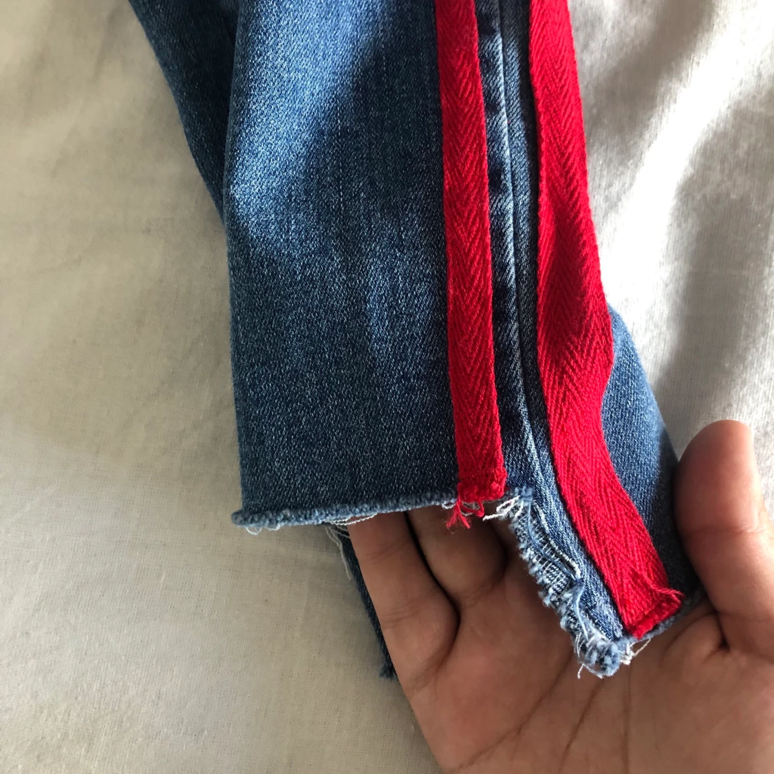 Lätt ripped jeans med röd detalj - 91