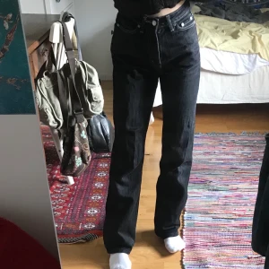 Row jeans - Superfina jeans i modellen Row från Weekday. Vita sömmar och rätt högmidjade. Tyvärr är dragkedjan lite trasig så man får lirka lite när man ska dra upp den, annars i fint skick! Jag är ca 160-163! 