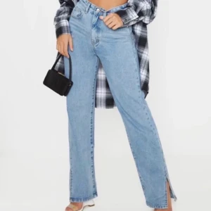 Prettylittlething jeans - Väldigt fina jeans från Prettylittlething med slits, skriv för fler bilder💖 