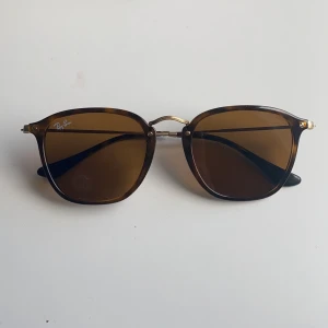 Rayban solglasögon  - Säljer nu mina SKITSNYGGA rayban, knappt använda, säljer pga att jag har många andra. Självklart äkta, tyvärr inte kvar kvitto men sök på serienumret så ser ni att det stämmer! Buda i kommentarerna⚡️  Kan tänka mig att gå ner i pris vid snabb affär