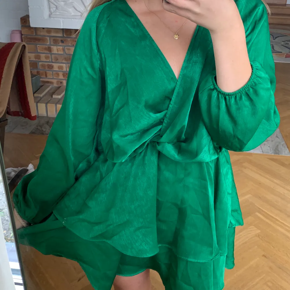 Säljer denna underbara klänning! Finaste gröna färgen som passar perfekt till hösten💕💕💕 endast använd två gånger. . Klänningar.