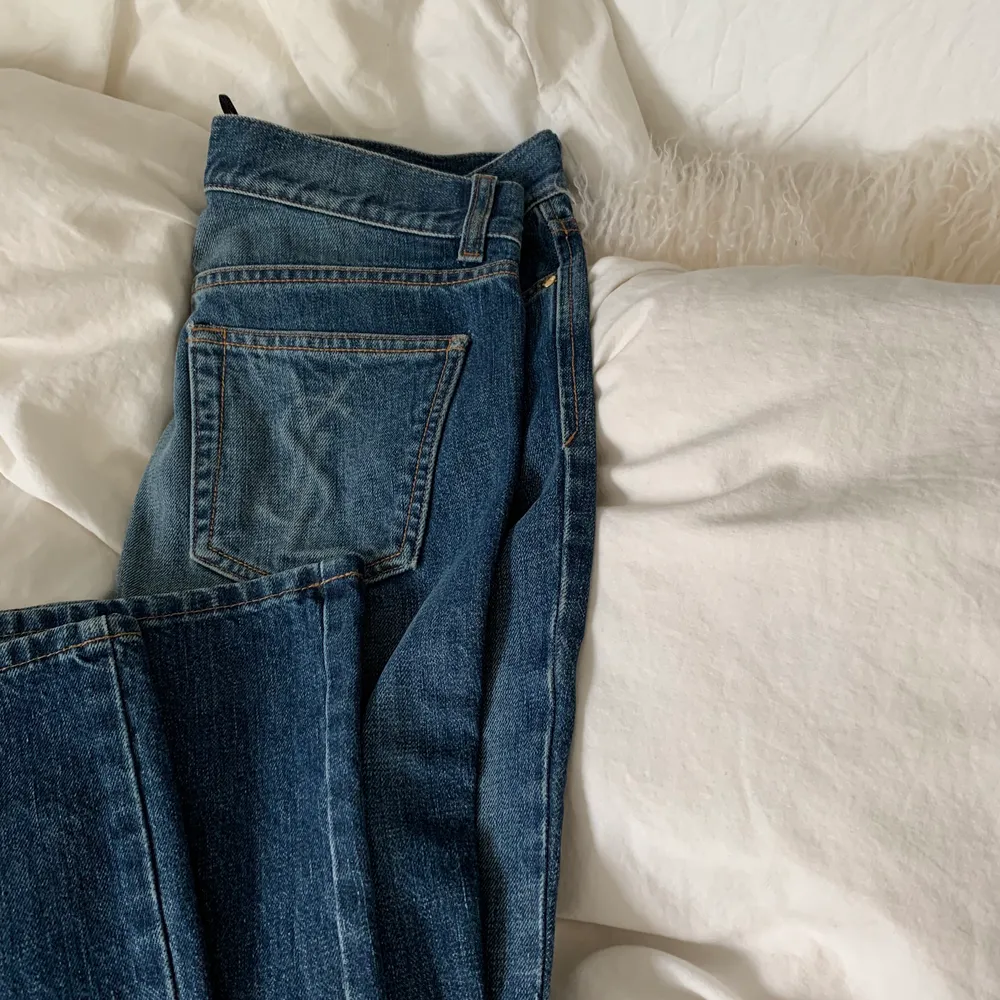 Säljer nu mina fina YSL jeans, självklart äkta. Jag är 169 cm, så de är rätt långa i benen. Köparen står för frakten (63kr) och det skickas självklart spårbart. Börja buda på 1500kr. . Jeans & Byxor.