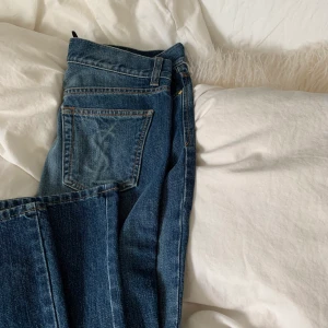 Yves saint laurent jeans - Säljer nu mina fina YSL jeans, självklart äkta. Jag är 169 cm, så de är rätt långa i benen. Köparen står för frakten (63kr) och det skickas självklart spårbart. Börja buda på 1500kr. 