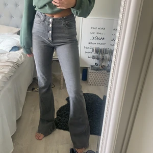 Gråa bootcut jeans  - Gråa bootcut jeans från mango! Knappt använda, kontakta för mer bilder! Jag är 1.69cm lång💘💓💕 