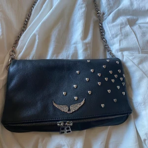 Zadig väska med hjärtan  - Säljer min Zadig som jag köpte från deras hemsida för ca ett år sedan, köpte den för typ 3600, pris kan diskuteras! Det är den ”vanliga” storleken, längd på väskan är 17cm, långt band ingår