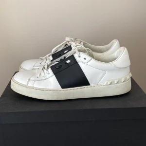 Valentino Garavani open sneakers - Säljer mina svarta valentinos i storlek 39!!! Är använd men i fint skick, de har en liten skada på tån men inget som syns mycket! Två dustbags ingår