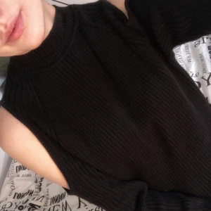 Mysig stickad tröja - Jätte nice stickad tröja som är i bra skick! Har använd bara en gång och säljer den bara eftersom de e inte nån som jag använder längre☺️ frakt ingår i priset eller kan mötas upp också inom Stockholm (priset kan diskuteras)!✨✨