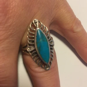 ÄKTA SILVER-RING - Silver-ring i oval form med en sten som heter Turkos. 