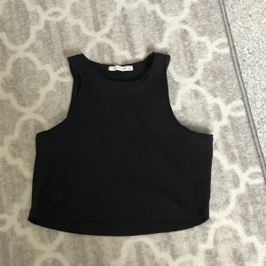 Magtröja -  En svart jättefin magtröja i storlek M inga synliga fläckar och den är också från Ullared💕