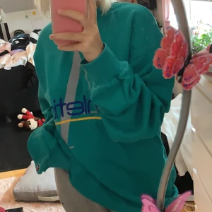 CARLINGS sweatshirt - Köpte denna tröja från carlings ett tag sedan men har inte fått någon användning för den :), nästan helt oanvänd, Strl L men passar som oversized på mig som vanligtvis har xs eller s, köparen står för frakt :)
