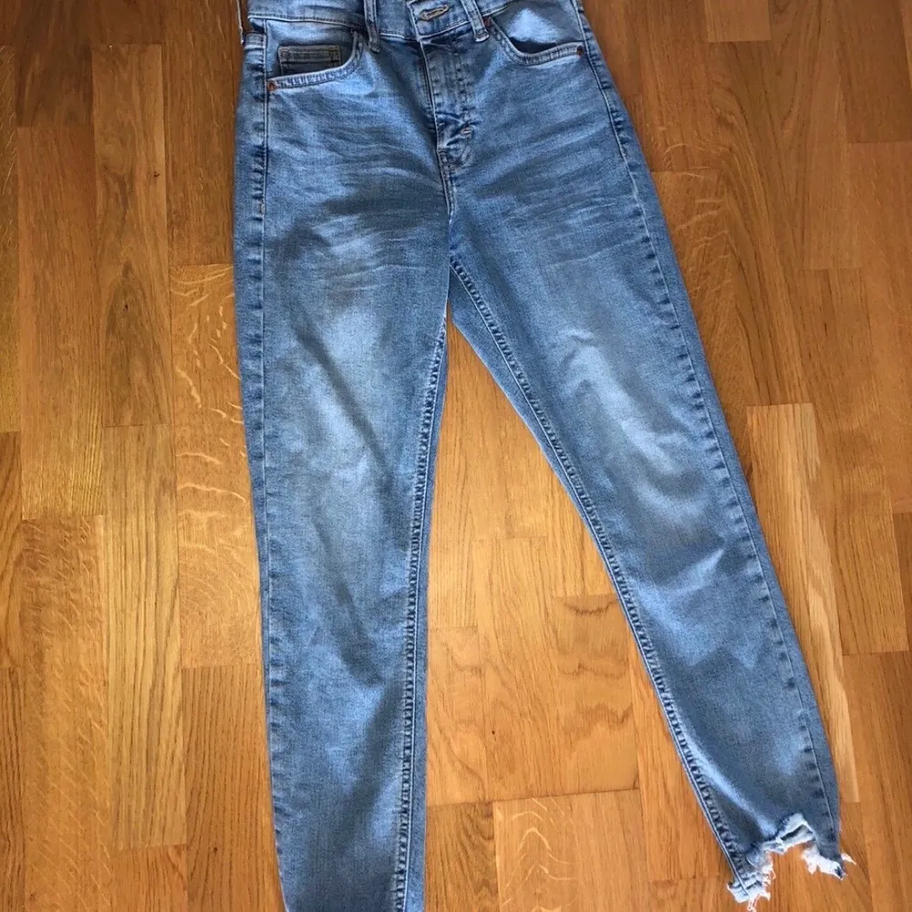 Jeans som är oanvända. Passar någon som har längden 158 cm till 162 cm bäst , pga längden på jeansen. . Jeans & Byxor.