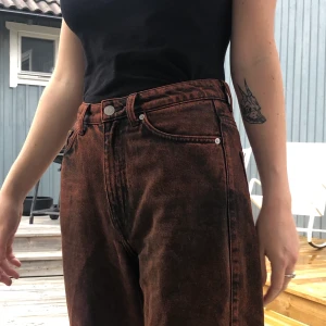 Jeans - Ett par coola röda stentvättade par jeans. Lägg ett bud ! :)