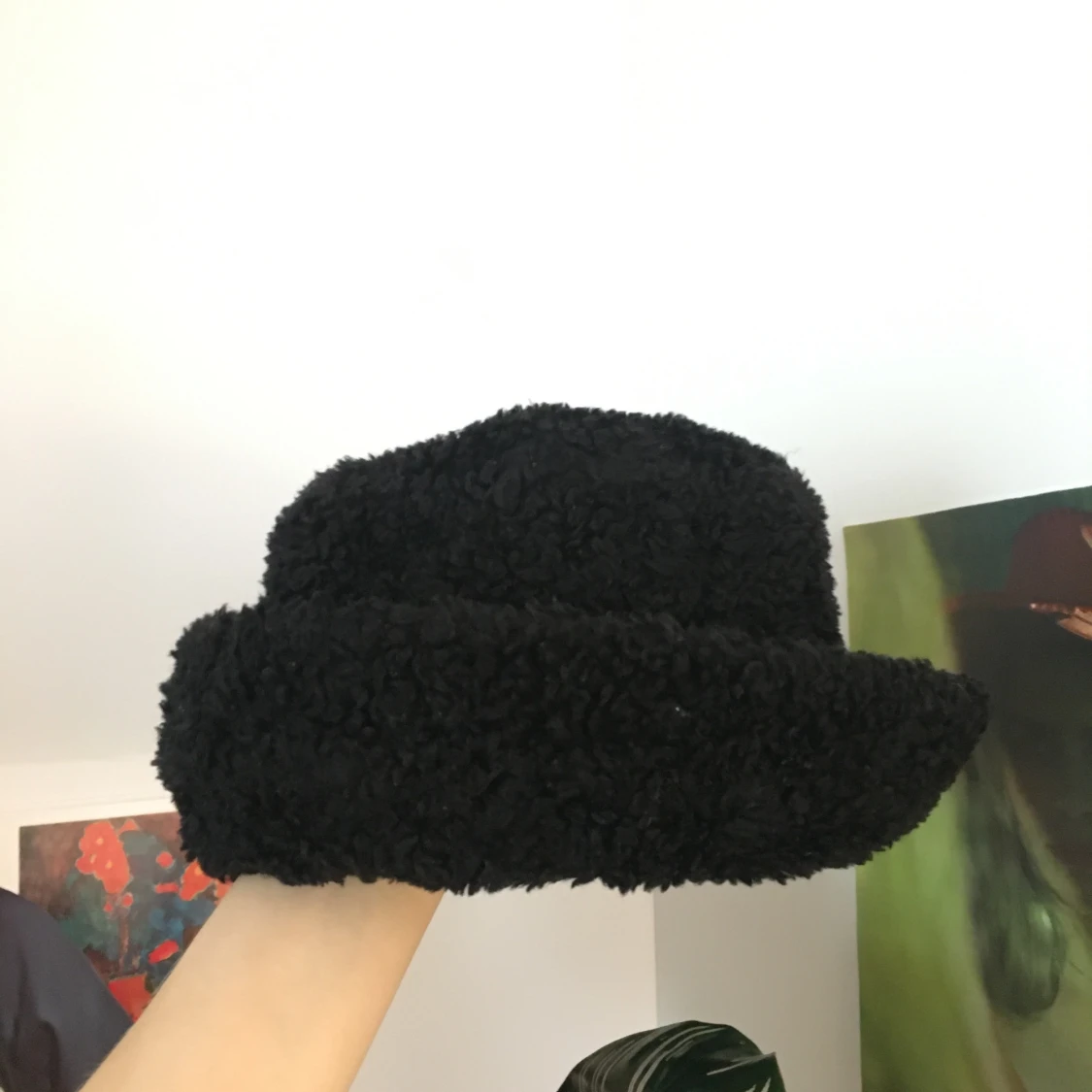 Fluffig svart mössa/hatt!! - 90