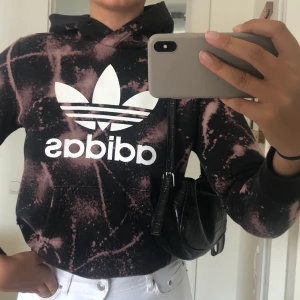 Hoodie  - Säljer denna balla Adidas hoodie med hemmagjord tid dye-tryck på! Riktigt skön och med luva, aldrig använd. Intressekoll!!!!