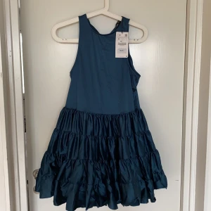 HELT NY klänning från ZARA - En helt ny blå/grön klänning från zara, nypris:399 priset kan diskuteras 