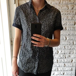 Blommig skjorta - Blommig skjorta från HM som tyvärr inte kommer till användning 🌼. Strl S, regular fit.