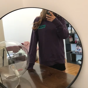  Sweatshirt  Levis M - Lila Sweatshirt från Levis, Storlek Herr M. Oversized på mig som normalt har XS/S och är 165 lång.  Nyskick