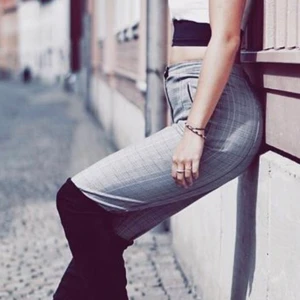 Rutiga byxor  - Rutiga byxor som är höga i midjan och i stetchtyg. Riktigt snygga och stiliga! Sparsamt använda🥰