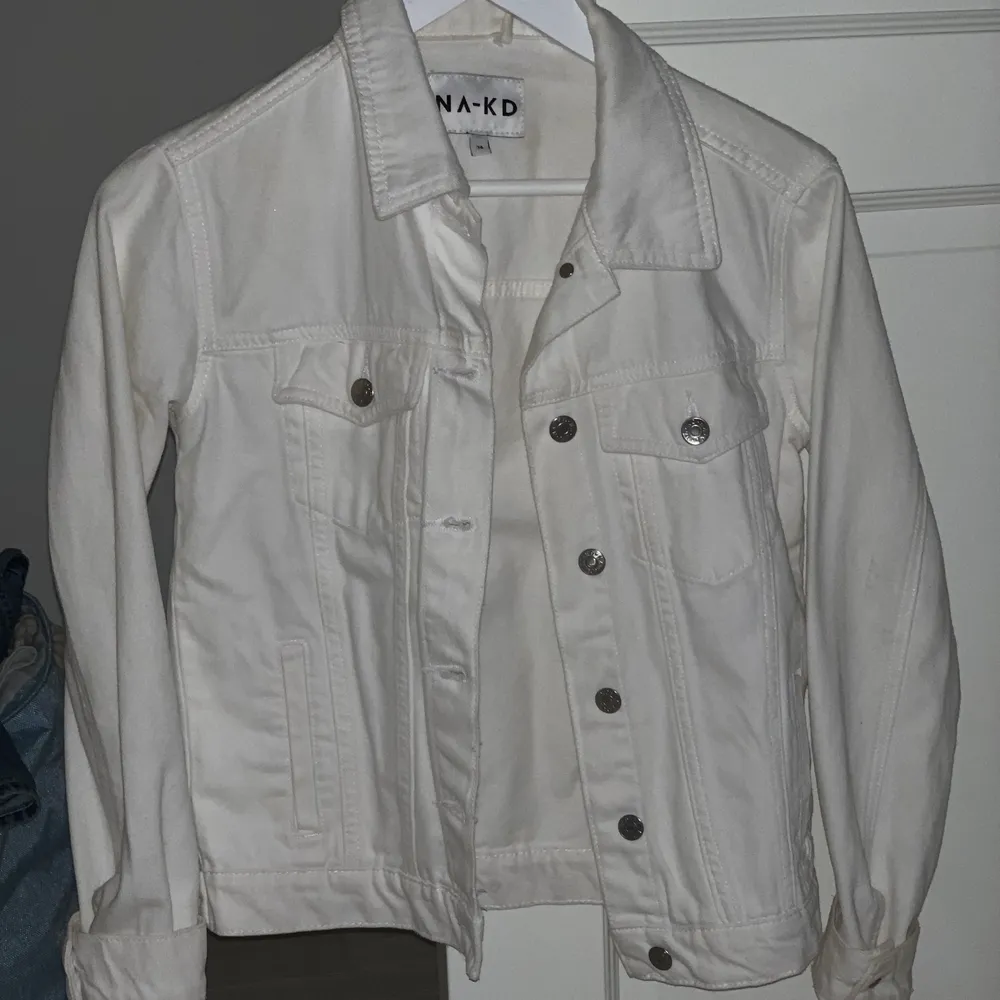 (lånad bild!) vit jeansjacka från na-kd som knappt är använd och därav fint skick. nypris 600kr. köparen står för eventuell frakt💕. Jackor.