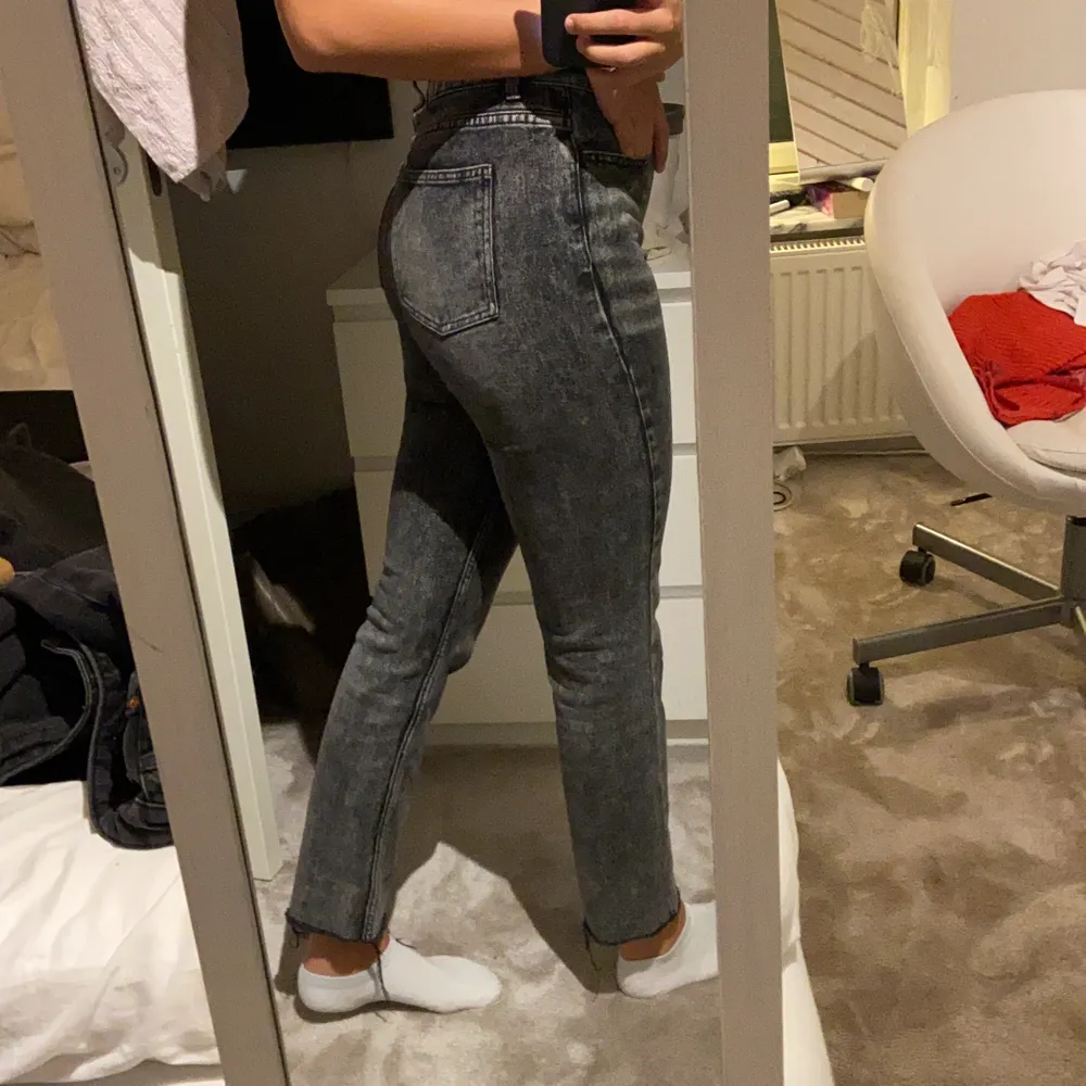 sjukt snygga jeans i mom modellen från only. i storleken 27 men passar bra på mig som vanligtvis är en 36. Jeans & Byxor.