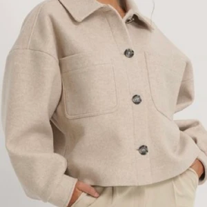 SÖKER!! - Söker nån liknande eller exakt dennq jacka! Skulle vara jättesnällt om ni kontaktade mig om ni säljer eller vet någon som gör!!