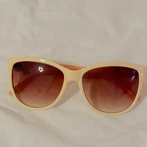 Solglasögon  - Solglasögon ifrån H&M, änvände de bara några få gånger))