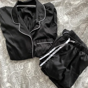 Pyjamasset - Snyggt och skönt pyjamasset från Cubus. Både tröja och byxor. Knappt använd. Kunden står för frakt!