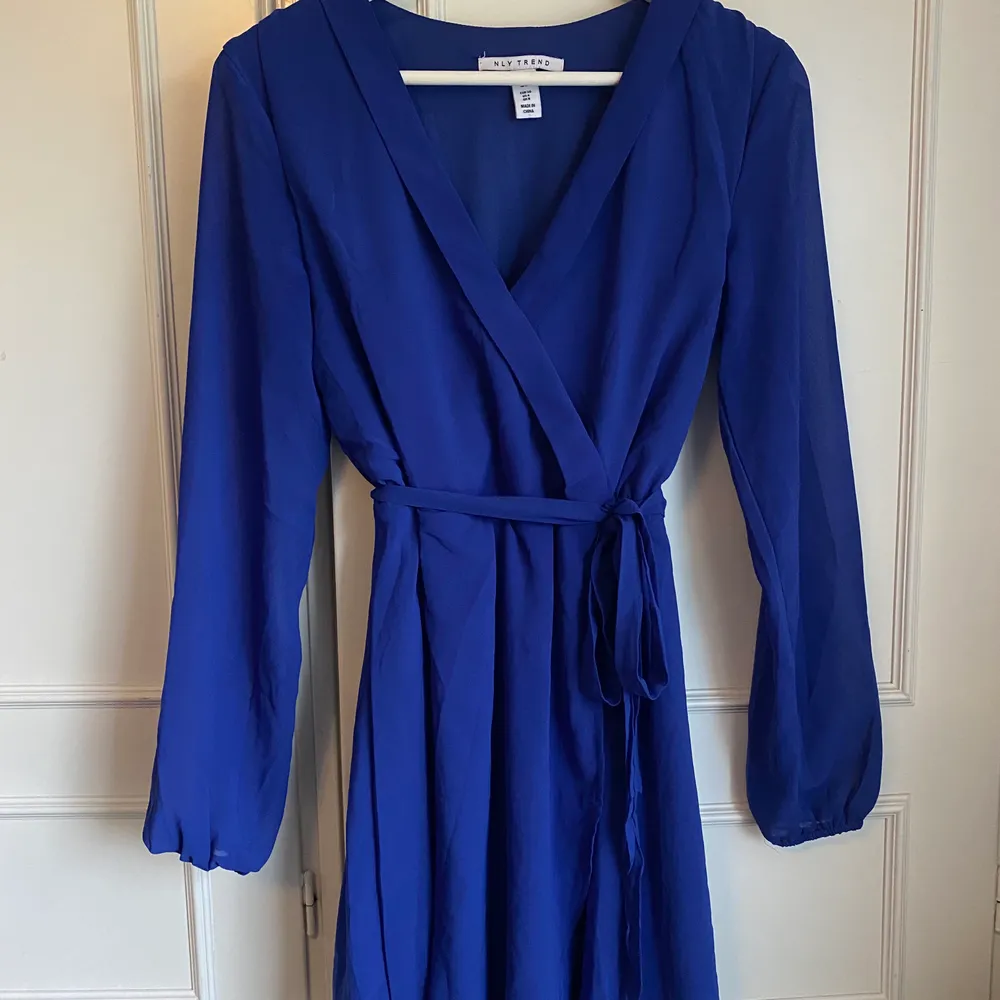 En blå fin klänning med ett snöre i midjan. Köpte den förra sommaren och aldrig använd, så den är i nyskick.. Klänningar.