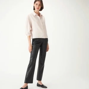 Skinnbyxa - Skinnbyxa i konstläder, oavända med prislapp kvar, strl 40 och passar mig som är M/L. Hör av er om frågor dyker upp!