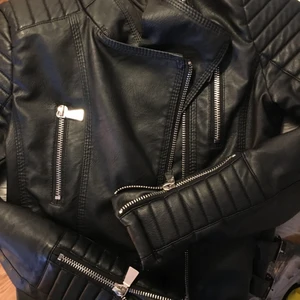 Skinnjacka strl M/L - Strl M/L själv har jag storlek S men använt denna och funkar att ha lite tjockare tröjor under jackan. Jackan kan du ha tillsammans med en pälsväst😍. Inte använd så mycket. Ny pris 600 säljer för 250