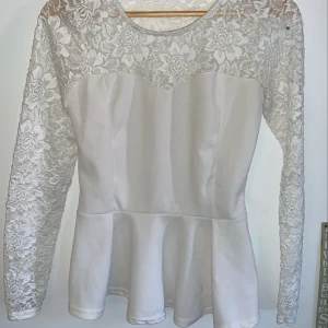 Fin tröja  - Säljer denna fina tröja. Är en liten fläck på den nere på framsidan men går säkert bort i tvätten. Passar m