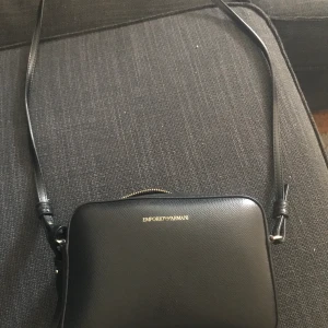 EMPORIO ARMANI - Säljer min väska då ja ändå inte använder den. Använt den 2 gånger, nyskick! Tänkte mig 1200 kr för väskan. BILLIGARE VID SNABB AFFÄR! 