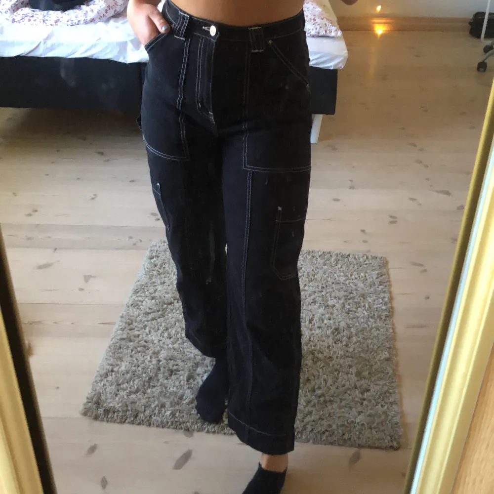 Svinsnygga byxor köpta på weekday i bra skick😍 frakt tillkommer . Jeans & Byxor.