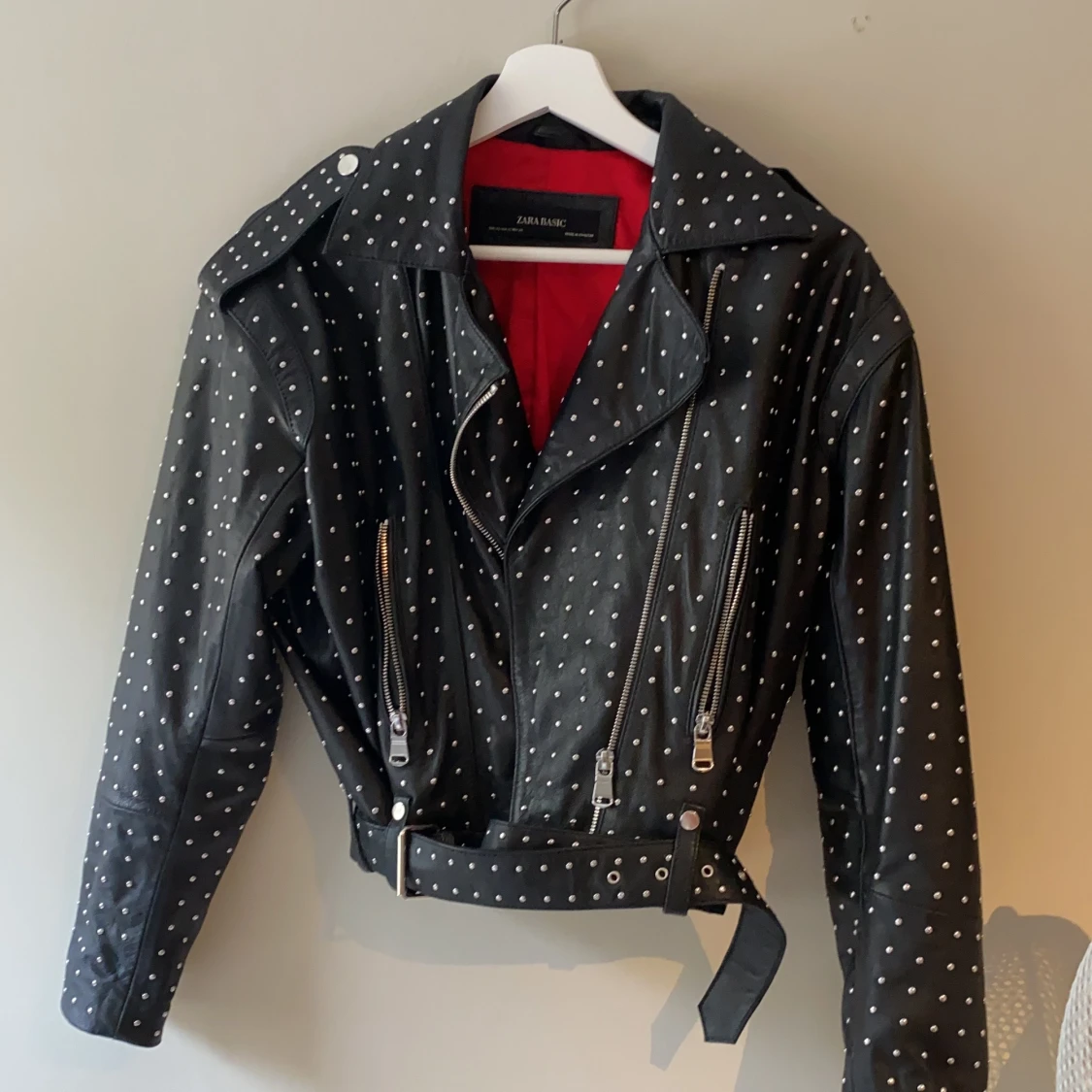 Läderjacka Zara med nit-detalj