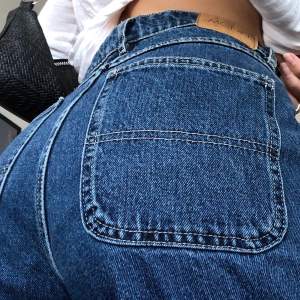 Skit snygga jeans från monki! Svårt att sälja dessa men får inte användning för dom längre💕