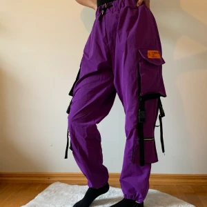 Lila industriella byxor  - Använt dem ett fåtal gånger, passar bra, frakt ingår i priset.