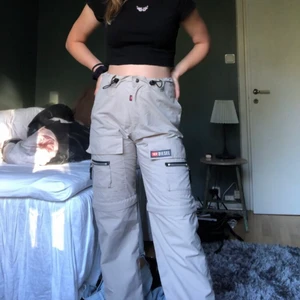 Beiga diesel cargo pants - Säljer mina beiga diesel cargo pants, de är i storlek small. Jag är 160 lång och de passar mig perfekt. De är köpta på second hand. Det finns en dragkedja så det går att använda som shorts också. Pris 100+frakt