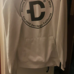 Dirtcult - Vit dirtcult hoodie. 
