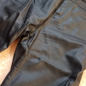 Läderimmitation - Snygga byxor i läderimmitation. Storlek S men passar även M, fickor bak, lite tunnare tyg och högre midja. 100 kr 🌸