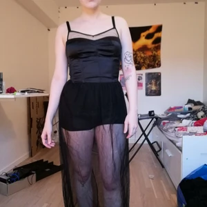 Klänning med mesh - Megasexig klänning med mesh som går nästan ner till fötterna på mig som är 166 lång. Under meshen är det som en body/korta shorts. Bara använd en eller två gånger. Frakt tillkommer! 