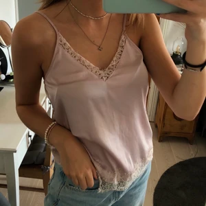 Rosa silkeslinne  - Ljus rosa silkes topp med spets detaljer som jag älskar men tyvärr tröttnat på :( Perfekt till både fest och vardag! Kontakta mig för ytterligare bilder eller frågor FRAKT ÄR INKLUDERAT 
