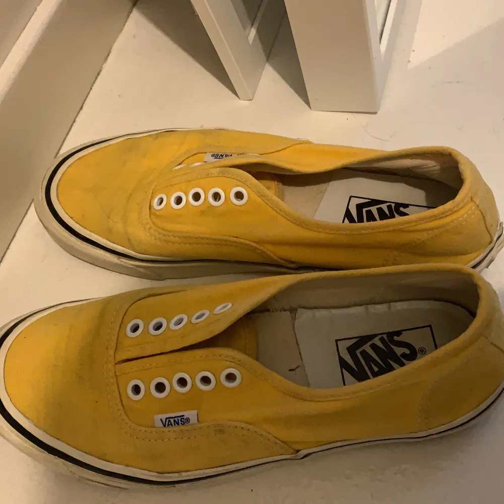 Såå snygga gula skor från vans köpta på second hand❤️ för stora för mig tyvärr. Skor.